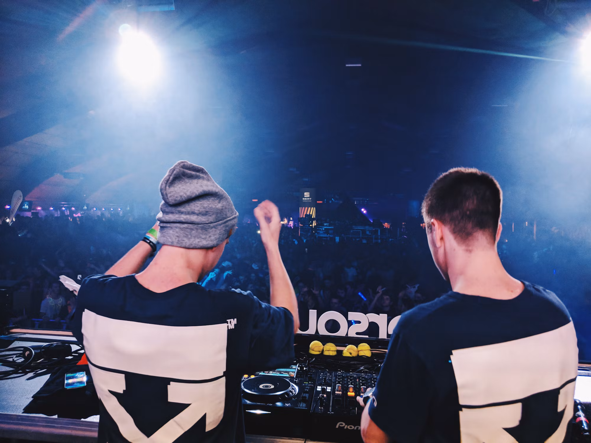 The Evolution of DJ Technology: From Turntables to AI